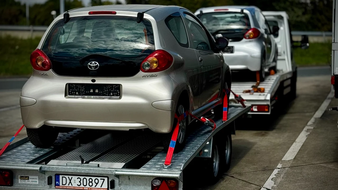 Samochody Toyota zabezpieczone na lawecie i przyczepie