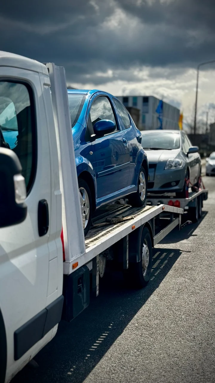 Transport samochodów zestawem autolawety i przyczepy